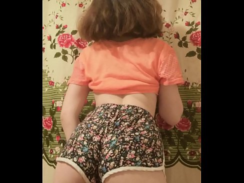 ❤️ دختر جوان سکسی که شورتش را جلوی دوربین در می آورد ☑ پورنو روسی در fa.liporno.ru ❤