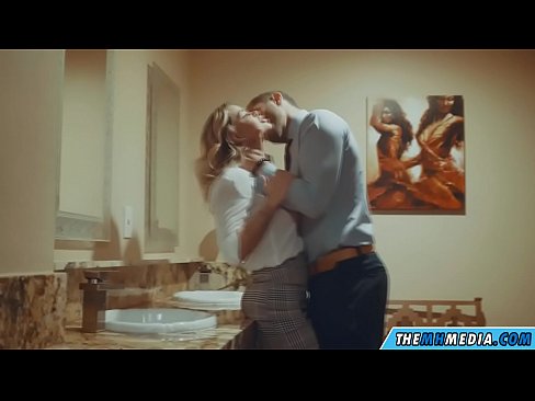 ❤️ وقتی یک بلوند بی تنه شما را در یک دستشویی عمومی اغوا می کند ☑ پورنو روسی در fa.liporno.ru ❤